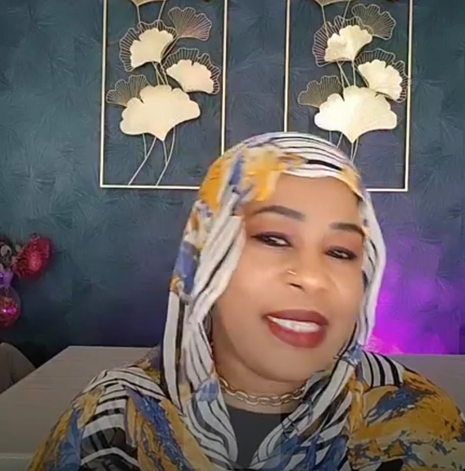بالفيديو.. في مداخلة غيرمتوقعة.. فتاة سودانية تهاجم الناشطة الشهيرة كوثر عبد الله: (القدرك في المصلاية وماسكة سبحتها وكان بريدك ألحس المكوة) وساخرون: (حصلوا ماما كوكي انجغمت)