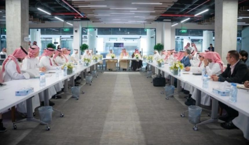 "الصناعة" تستعرض تعزيز التعاون مع المستثمرين في قطاع الأسمنت