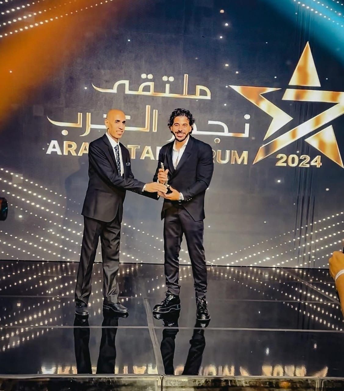 عمرو عاكف يحصد جائزة أفضل مونتير عام 2024 من مهرجان نجم العرب