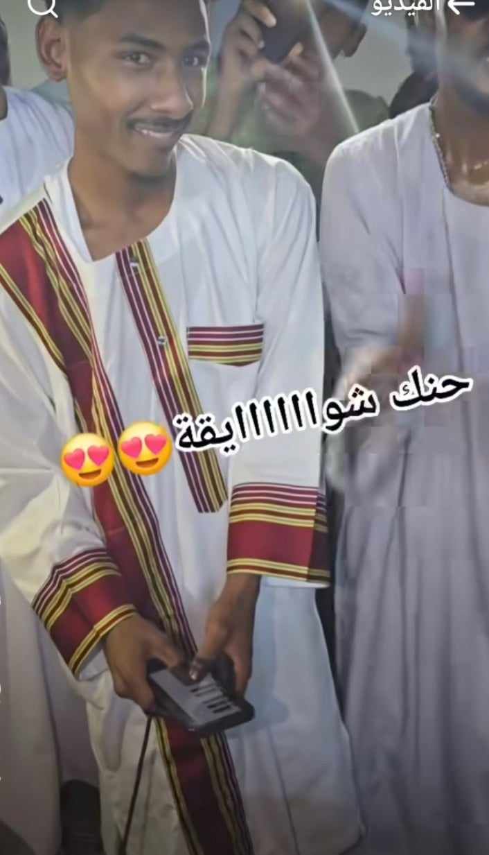شاهد بالصورة والفيديو.. عريس “شايقي” يعزف “الطمبور” عبر هاتفه.. يشعل حفل زواجه والحاضرون يتفاعلون مع إبداعاته برقصات هستيرية