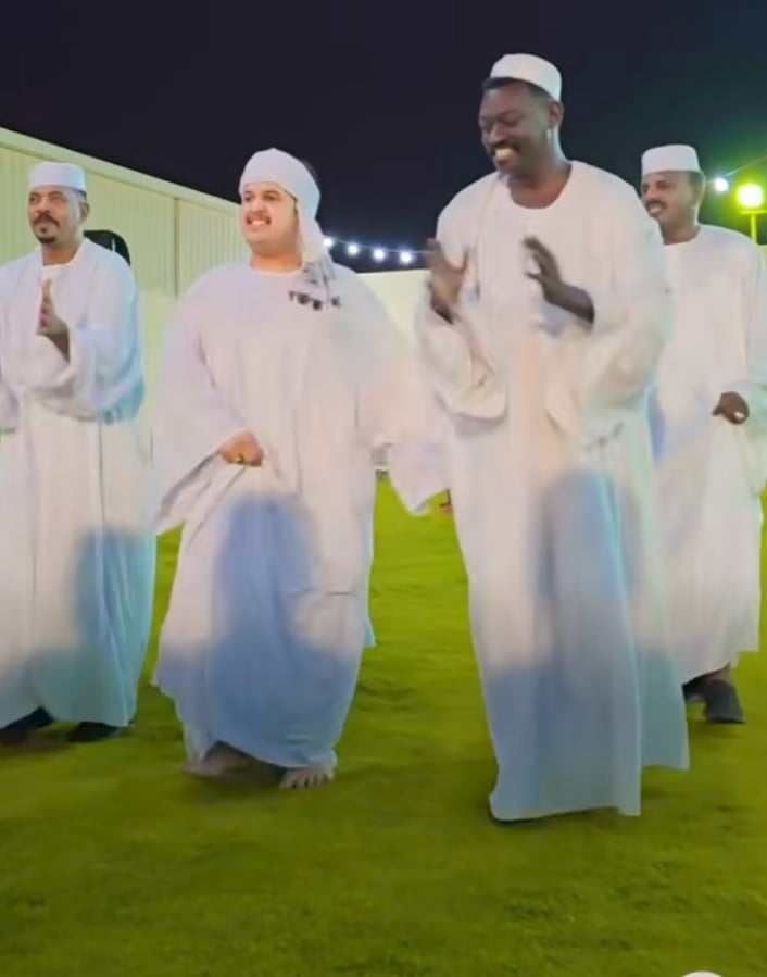 شاهد بالصورة والفيديو.. مواطن سعودي يقدم فواصل من الرقص الجميل على طريقة “الشوايقة” ويبهر “الكورس” والحاضرين خلال حفل “طمبور” بالمملكة