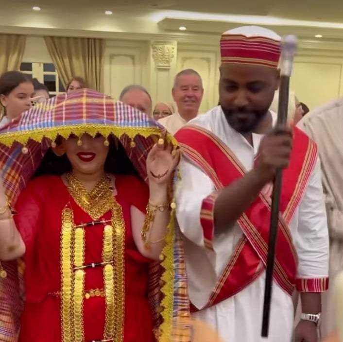 شاهد بالصور والفيديو.. على أنغام الفنانة هدى عربي..شاب سوداني يتزوج من حسناء تونسية والجنس اللطيف يتحسر: (الوطن العربي سرق مواردنا نحنا البعرسنا منو؟)