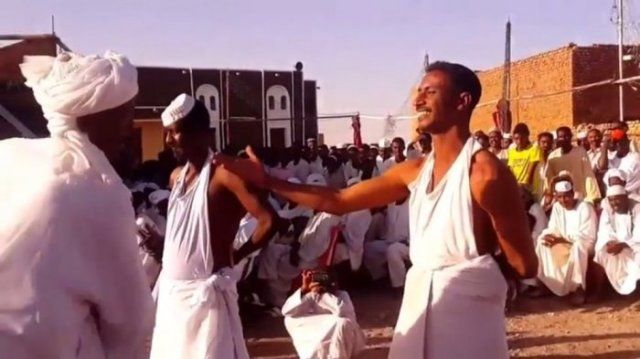 شاهد بالفيديو.. عروس سودانية تبهر المتابعين بجمالها الملفت وتخطف الأضواء بفاصل من الرقص مع إحدى صديقاتها
