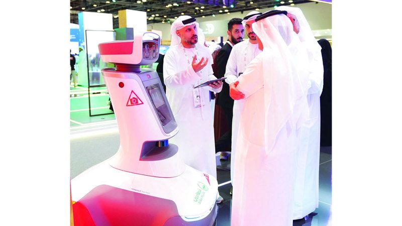 الامارات | عمود إنارة يخدم المشاة وقائدي الدراجات الهوائية في دبي