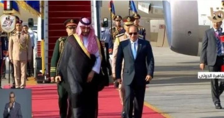 السيسي يستقبل ولي العهد السعودي لدى وصوله مطار القاهرة