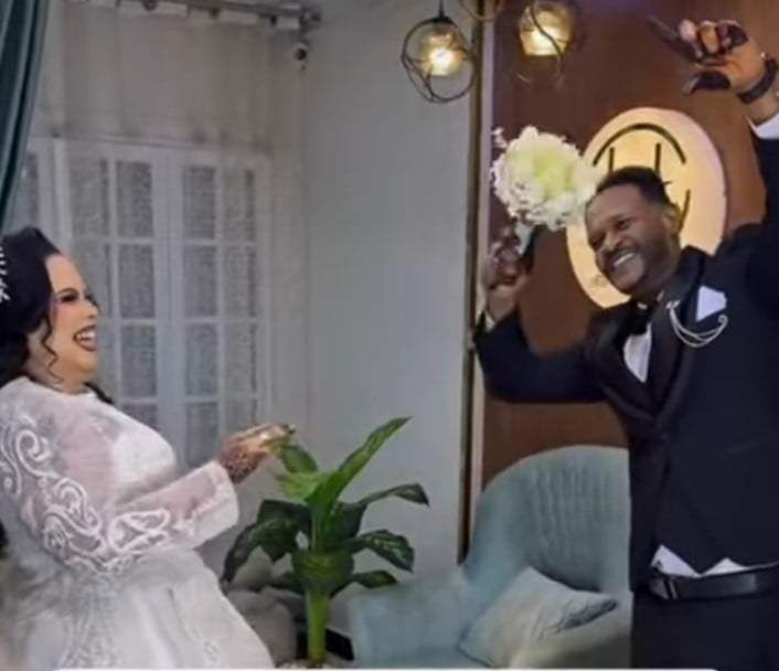 شاهد بالصورة والفيديو.. عريس سوداني يستقبل عروسته بإشارة قائد الجيش الشهيرة “الزردية” والعروس تتفاعل معه وتدخل في وصلة ضحك هستيري