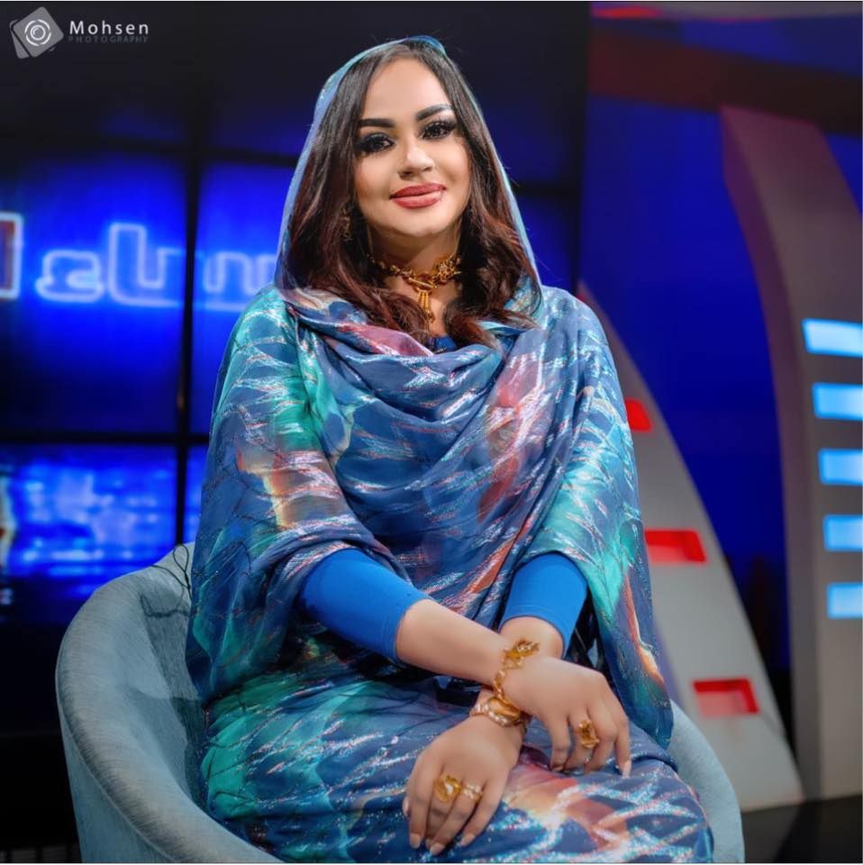 شاهد بالفيديو.. ظهرت وهي تحتسي القهوة بأحد شوارع أم درمان.. فاتنة الإعلام السوداني تتصدر قائمة المشاهير الذين عادوا إلى أرض الوطن