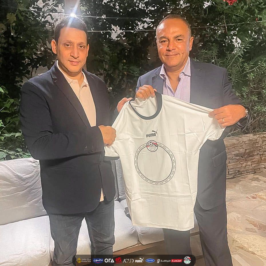 أبو الوفا يهدى درع وقميص المنتخب لسفير مصر في موريتانيا