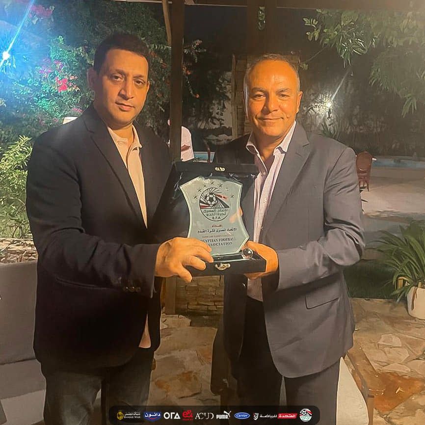 أبو الوفا يهدى درع وقميص المنتخب لسفير مصر في موريتانيا