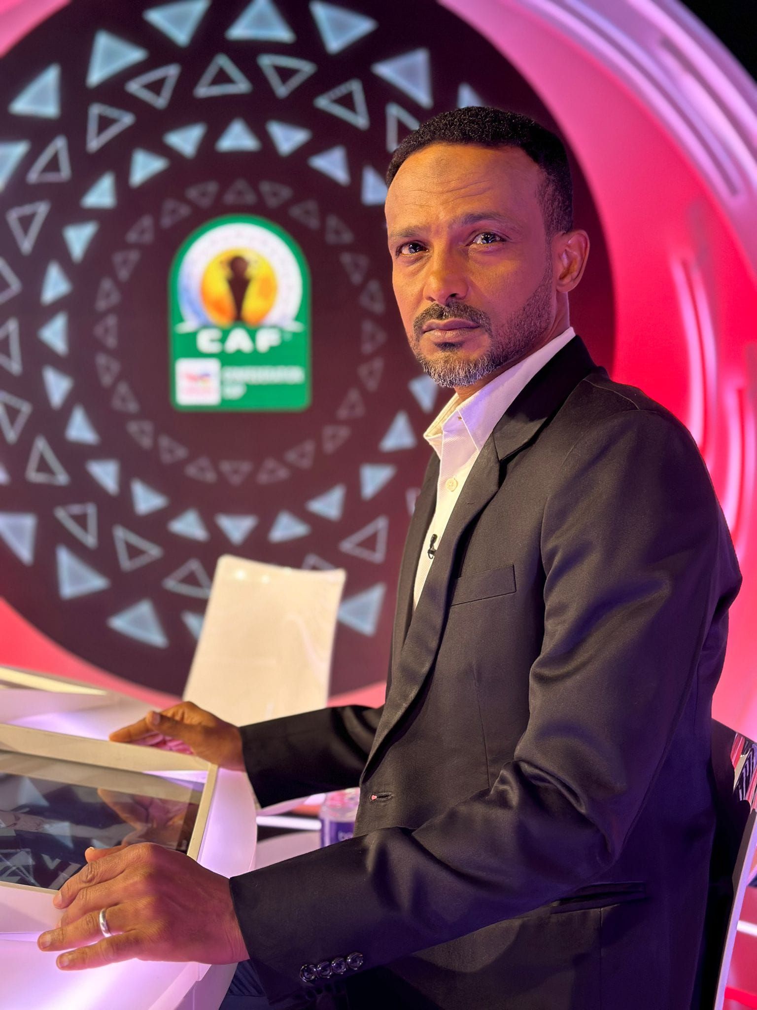 شاهد بالفيديو.. من داخل أستوديو “بي ان سبورت”.. البرنس هيثم مصطفى يحتفل بالفوز التاريخي لصقور الجديان على غانا مستعيناً بعبارة البرهان الشهيرة : (الدبل سمح ودبلنا ليهم)