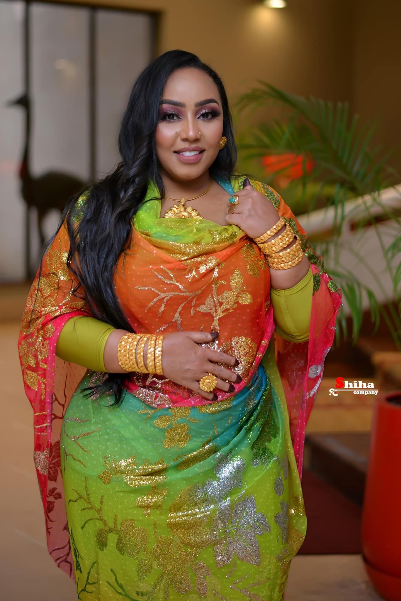 شاهد بالصور.. من نيروبي.. الفنانة هدى عربي تعود للتربع على عرش السوشيال ميديا السودانية بإطلالة مبهرة وثوب “فخم”
