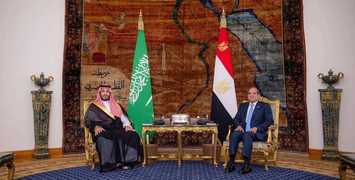 الخليج اليوم .. الرئيس المصري وولي العهد السعودي يبحثان العلاقات الثنائية والتطورات الإقليمية