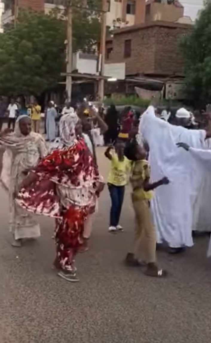 شاهد بالفيديو.. في مشهد معبر.. الرجال والنساء يخرجون ويرقصون في الشارع العام بأم درمان احتفالاً بانتصارات الجيش وعودة المواطنون لمنازلهم