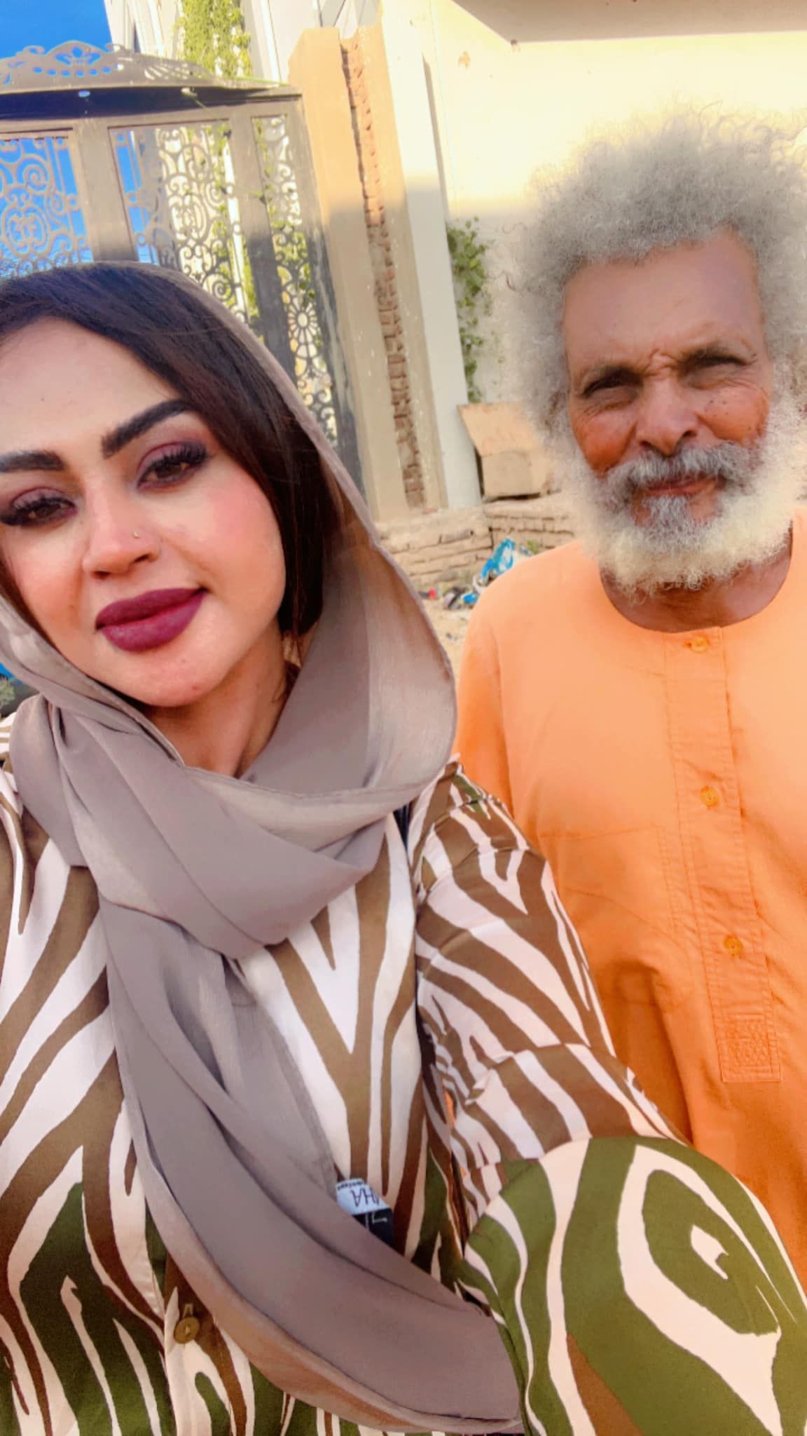 شاهد بالصور.. بعد عودتها إلى أرض الوطن.. فاتنة الشاشة السودانية تسجل زيارة للفنان الكبير أبو عركي البخيت: (عركينا الذي نحن !! الوطن التاني وصاحب المبدأ)