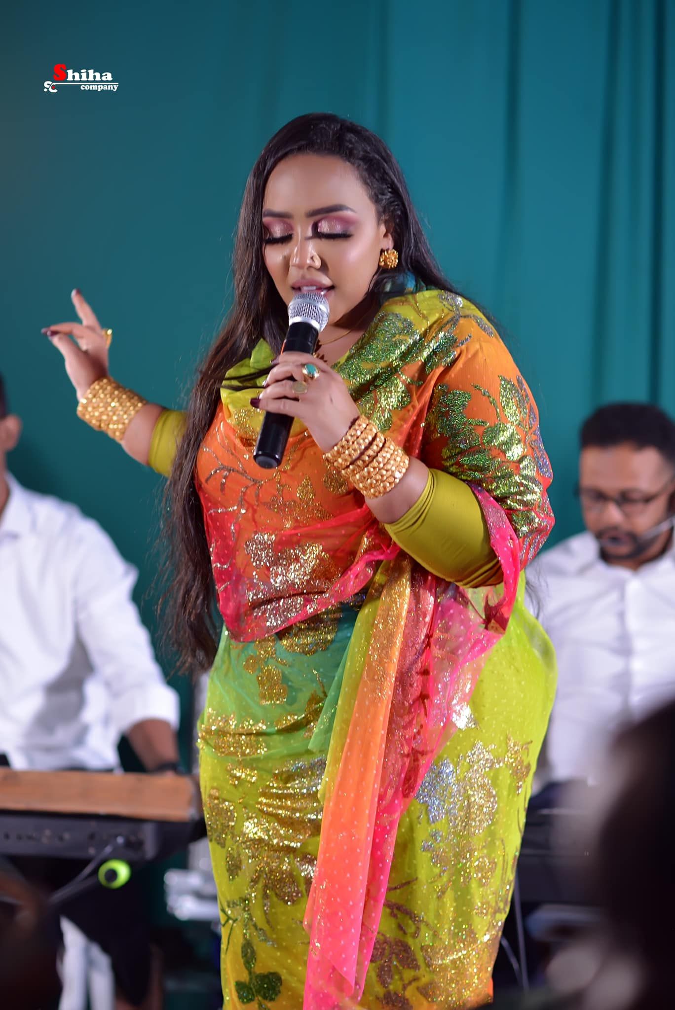 شاهد بالصور.. من نيروبي.. الفنانة هدى عربي تعود للتربع على عرش السوشيال ميديا السودانية بإطلالة مبهرة وثوب “فخم”