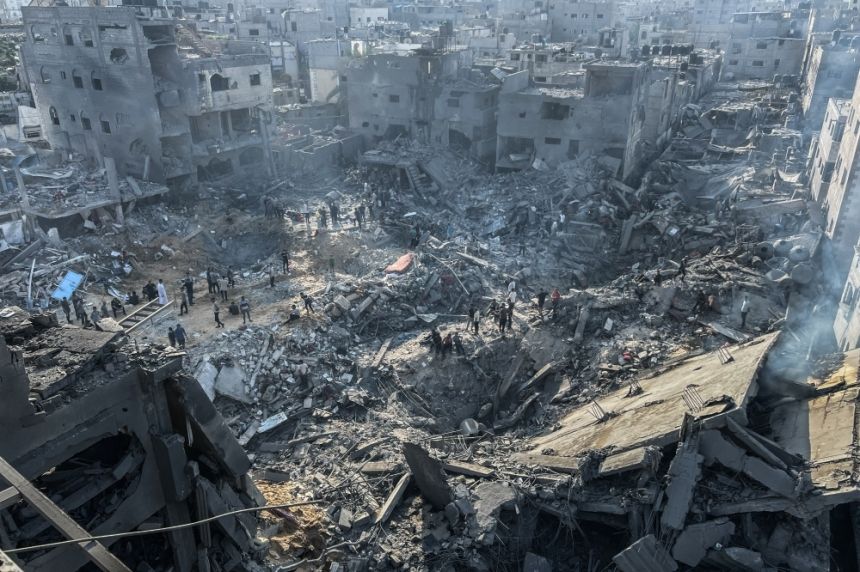 استشهاد 10 فلسطينيين في قصف الاحتلال منزلًا وسط قطاع غزة