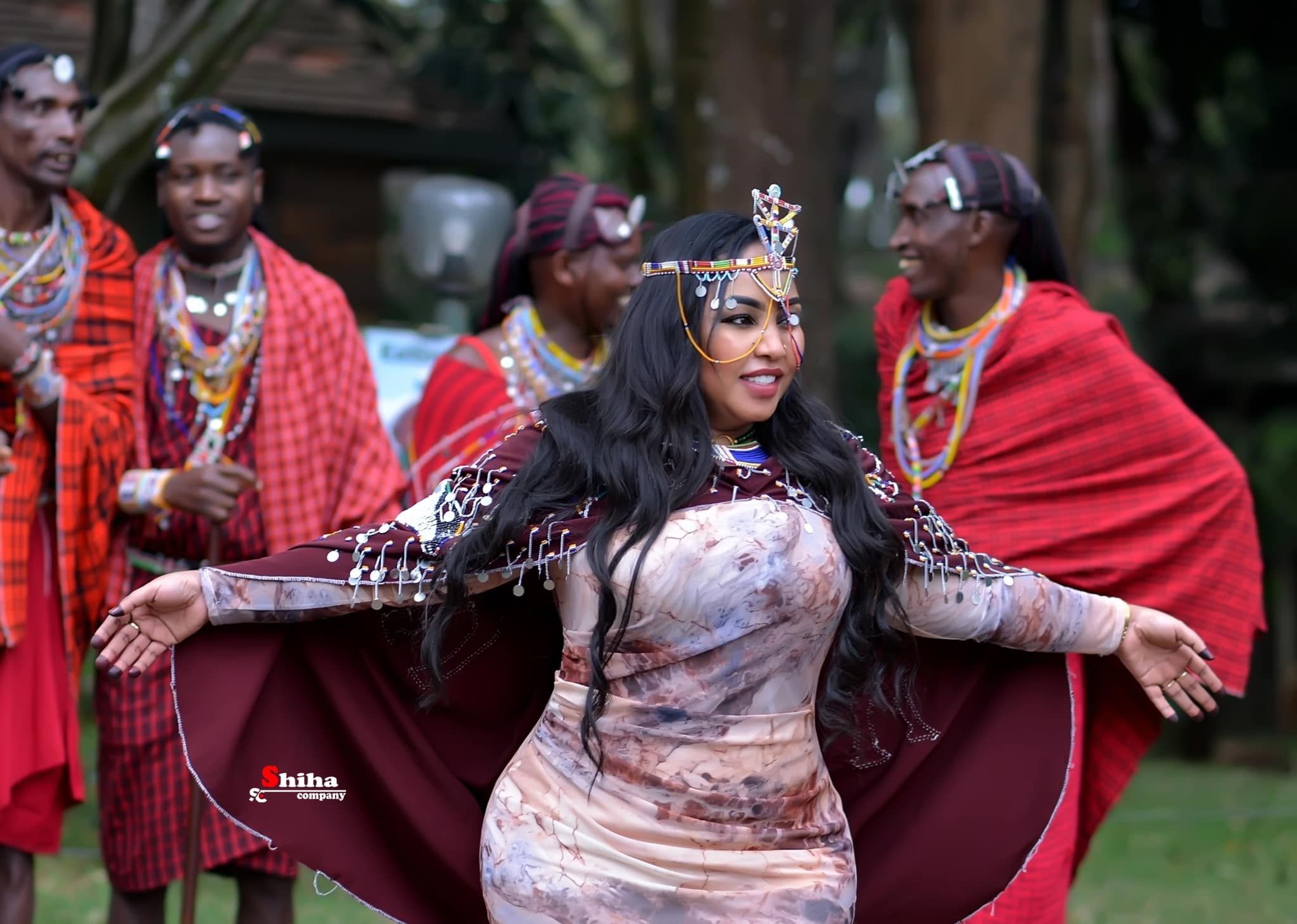 شاهد بالصور والفيديو.. فرقة شعبية بكينيا تزف الفنانة السودانية هدى عربي “سلطانة” على الماما أفريكا