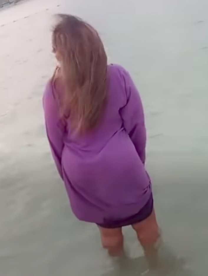 شاهد بالصورة والفيديو.. بأزياء فاضحة.. حسناء سودانية تستعرض جمالها وتكشف عن ساقيها بأحد شواطي الإمارات