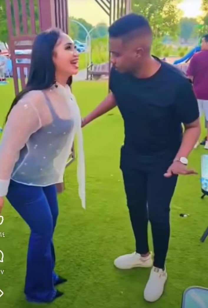 شاهد بالصورة والفيديو.. بأزياء مثيرة للجدل.. الفنانة عشة الجبل تشعل مواقع التواصل الاجتماعي مجدداً بوصلة رقص فاضحة مع “عكرمة”