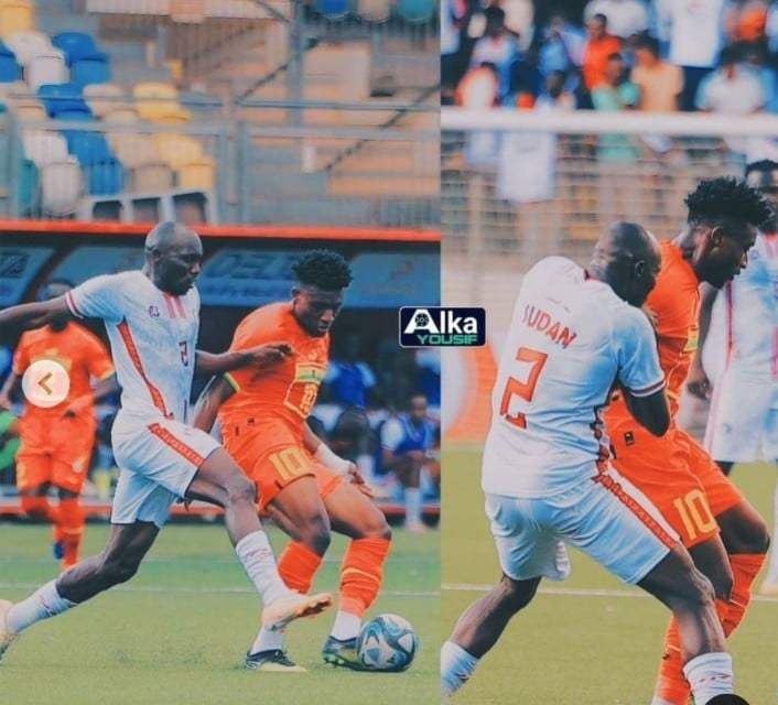 شاهد بالصورة.. مزاح بين نجوم المنتخب السوداني بعد الفوز التاريخي على غانا.. سيف تيري يطالب زميله أبو عاقلة بترك لاعب وست هام الإنجليزي (فك الزول ياخ) والأخير يرد: (لمن تجي التعليمات)