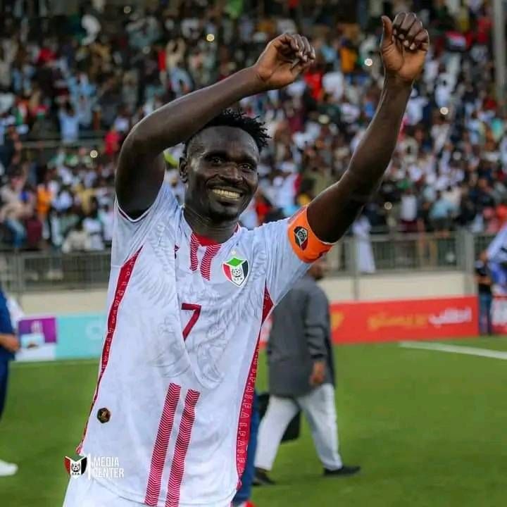 شاهد بالفيديو.. لاعب الهلال والمريخ السابق “طيارة” يهاجم قائد المنتخب رمضان عجب بعد احتفاله بــ”زردية” البرهان والجمهور يسخر ويرد: (بعد الجيش ينتصر مفروض يركبوك سوخوي يلف بيك بس)