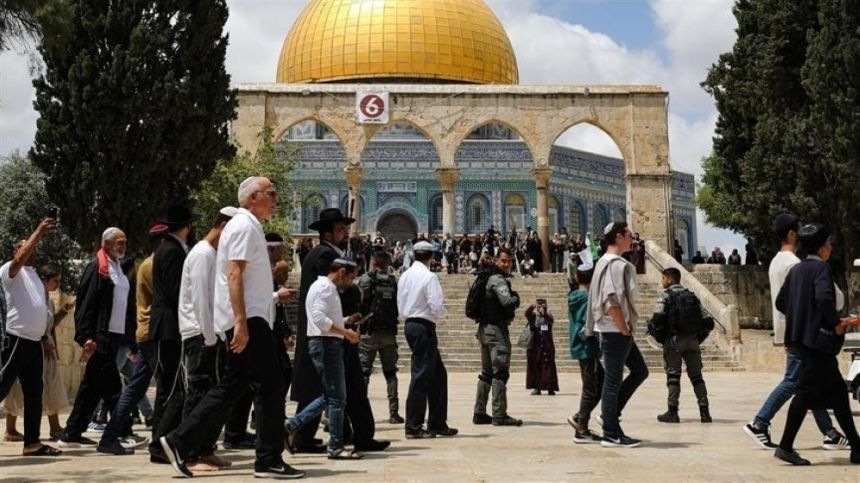تحت حراسة قوات الاحتلال.. مستوطنون يقتحمون المسجد الأقصى