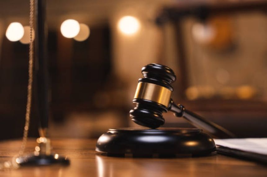 محكمة عمالية تُلزم شركة بتعويض موظف 950 ألف ريال عن ساعات عمل إضافية