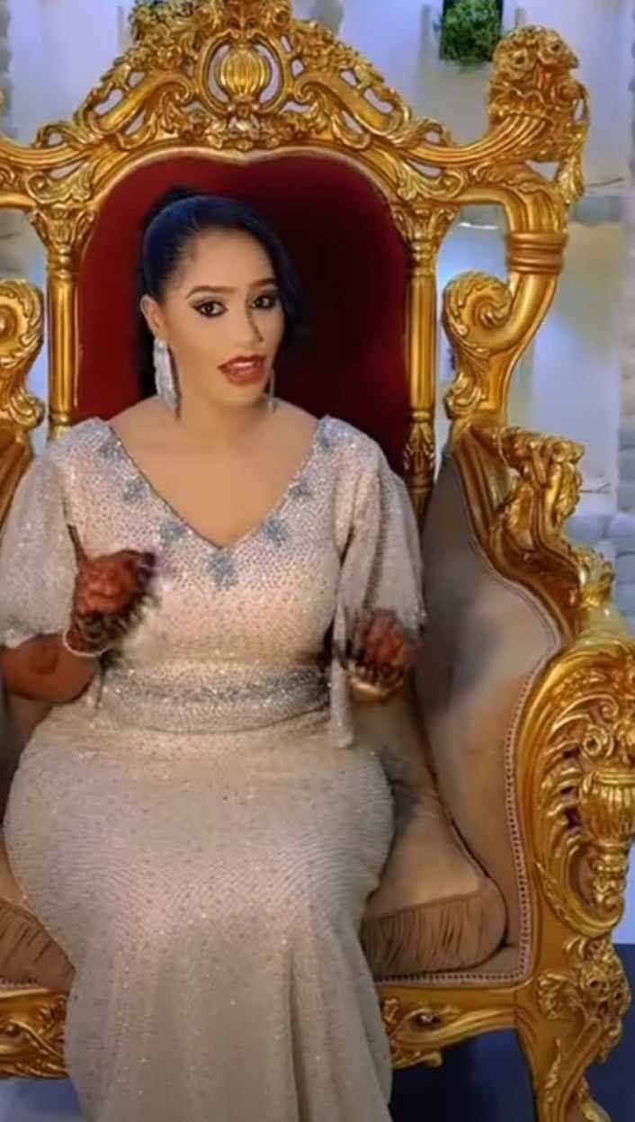 شاهد بالفيديو.. حسناء سودانية تستعرض جمالها وتطلق شعرها وهي تتمايل في الرقص على أنغام “كمونة” إيمان الشريف والجمهور يتغزل: (حاجات تفتح النفس)