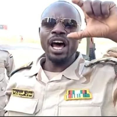 شاهد بالفيديو.. في مفاجأة كبيرة.. أفراد من الدعم السريع يلقون القبض على سفيان بريمة بعد غيابه الملحوظ ويحاصرونه بأسئلة ساخنة والنقيب المتمرد يرد: (انسحبت بعد دخول الجيش الجزيرة)