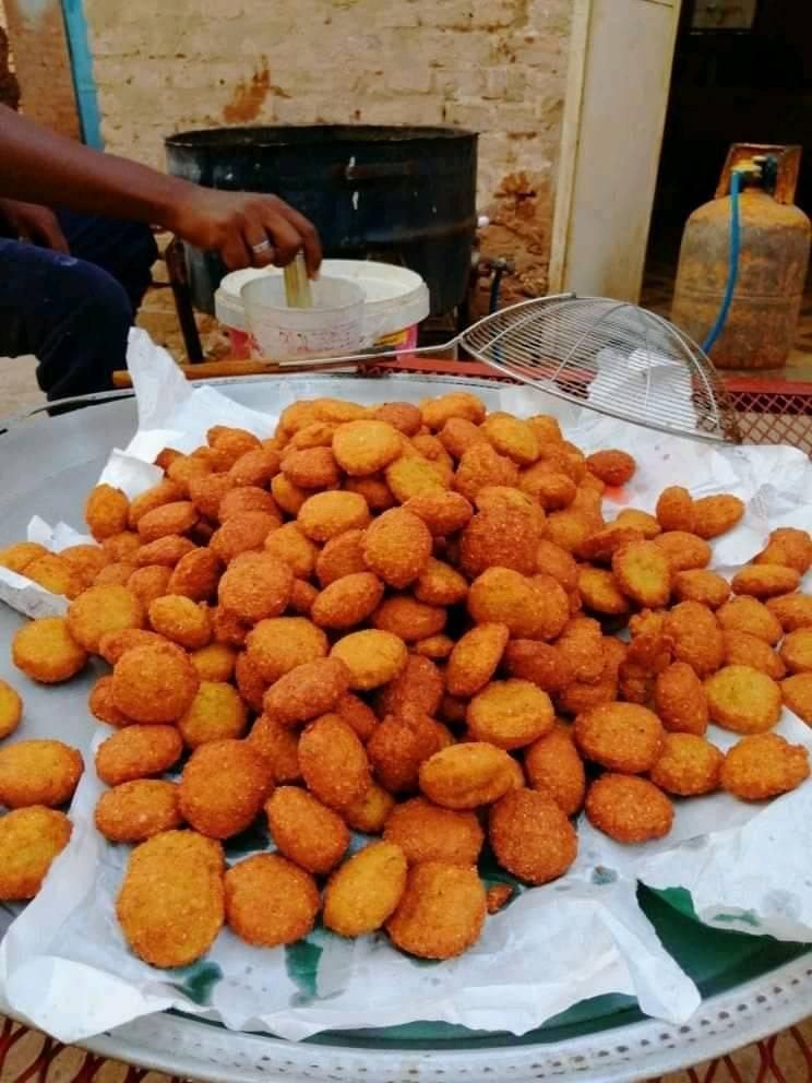 مصريون يكشفون عن عشقهم وإدمانهم للرغيف والطعمية السودانية وناشط بارز : (بعد اذن الأخوة السودانيين مش مسموح لكم تمشوا من مصر الا لما تنشروا طريقة عمل العيش وإلا ح اجي وراكم السودان)