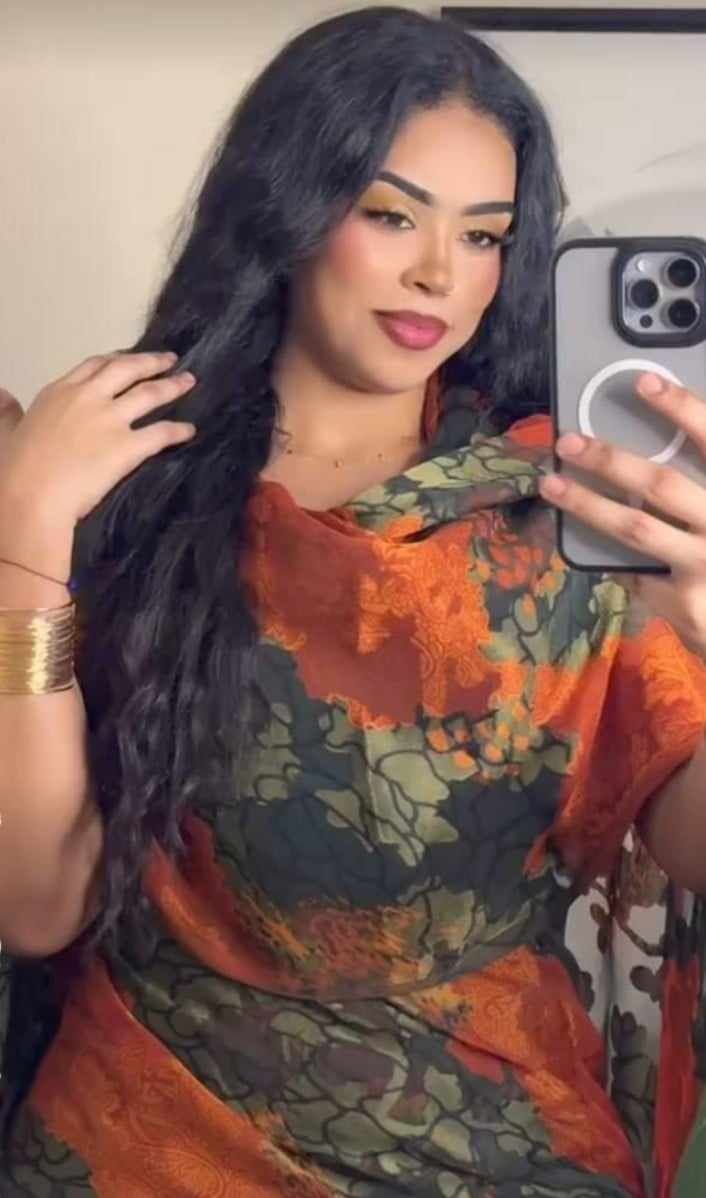 شاهد بالصورة والفيديو.. مودل سودانية حسناء تستعرض جمالها بوصلة رقص مثيرة على أنغام الأغنية الترند (سبعة ختم)