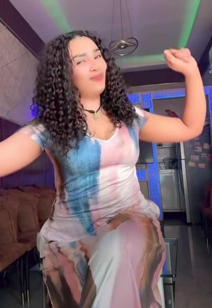 شاهد بالصورة والفيديو.. حسناء سودانية تدخل في وصلة رقص مثيرة على أنغام أغنية (سائق العربية) والجمهور يتغزل: (نار وشرار)
