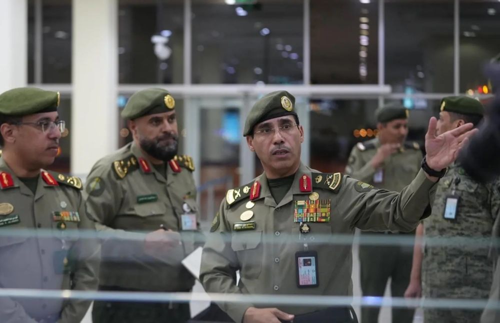 صور.. المربع يتفقد سير العمل في جوازات القصيم