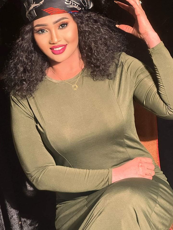 شاهد بالفيديو.. الفنانة عشة الجبل تسخر من النقيب المتمرد سفيان وتصفه بالجبان: (عجبتني زلة وإهانة شفع الدعامة ليك وأنا رجعت السودان عشانك ولو أدوني فيك فرصة بقرصك حتى الموت)