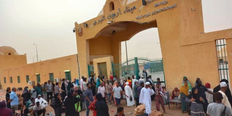شاهد بالفيديو.. بالتكبير والتهليل.. سودانيون بالقاهرة يودعون أهاليهم في طريق عودتهم إلى الوطن عبر عدد من البصات السفرية ولسان حالهم: (راجعين كلنا بإذن الله)