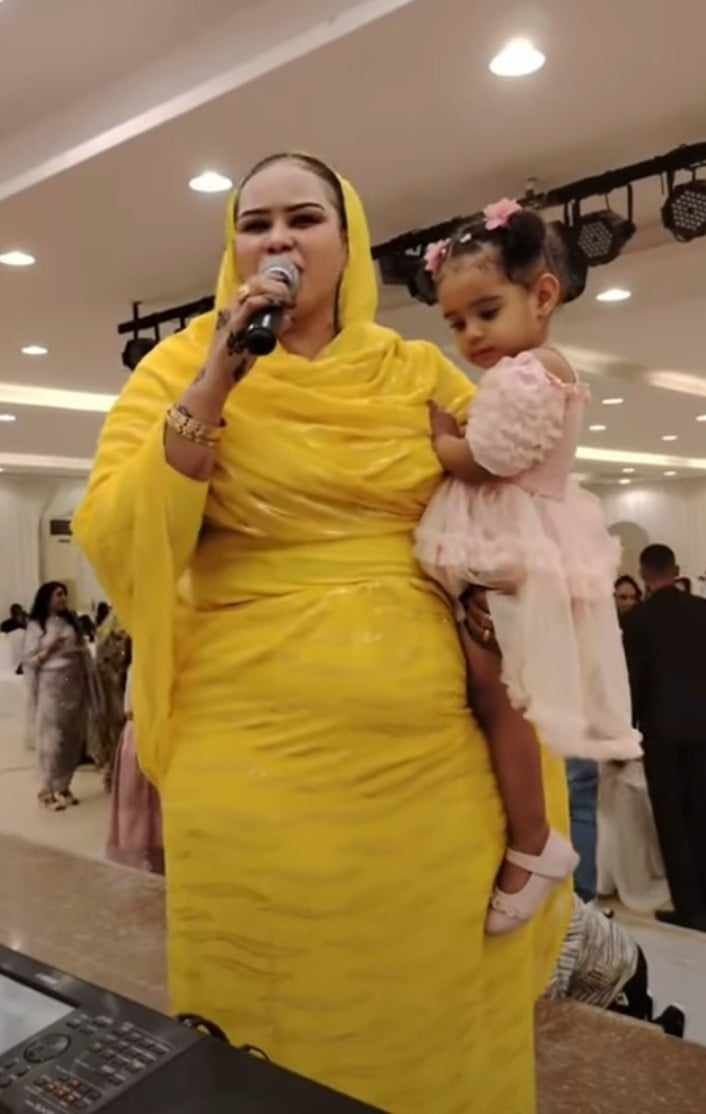شاهد بالصورة والفيديو.. مطربة سودانية تثير سخرية الجمهور بعد ظهورها وهي تغني في حفل خاص وتحمل طفلة صغيرة والجنس اللطيف يعلق: (الكرشة ظاهرة ولو حامل تبقى مشكلة)