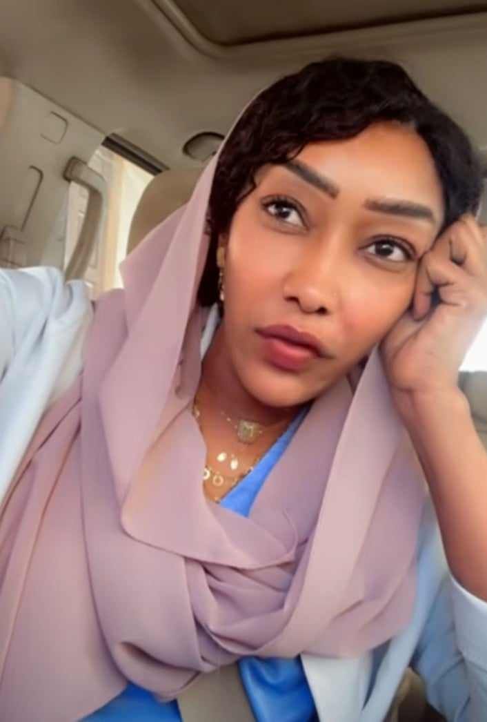 شاهد بالصورة والفيديو.. فتاة مقيمة بالسعودية تشكو من تصرف سوداني يسكن معها في نفس العمارة داوم على رمي (سفة التمباك) على سيارتها التي تجتهد في غسلها ونظافتها يومياً
