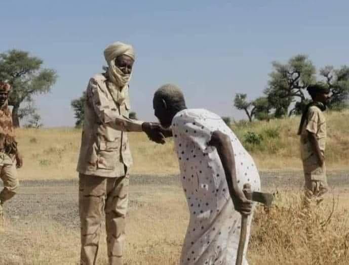 شاهد.. ظهر بجسم هزيل وحالة يرثى لها.. صورة حديثة توضح الحال الذي وصل إليه عبد الرحيم دقلو بعد عام ونصف من الحرب وساخرون: (دنيا زايلى وزايل نعيمكي من القصور الي الفيافي متنكر)