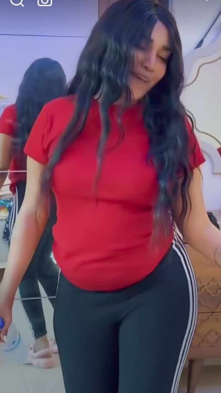 شاهد بالصورة والفيديو.. بأزياء مثيرة وعلى أنغام الدولية.. حسناء سودانية تقدم فواصل من الرقص الفاضح داخل غرفتها ومتابعون: (ليه يا جماعة الأيام دي أي بنت سمحة بتكون فاكة العرش؟)