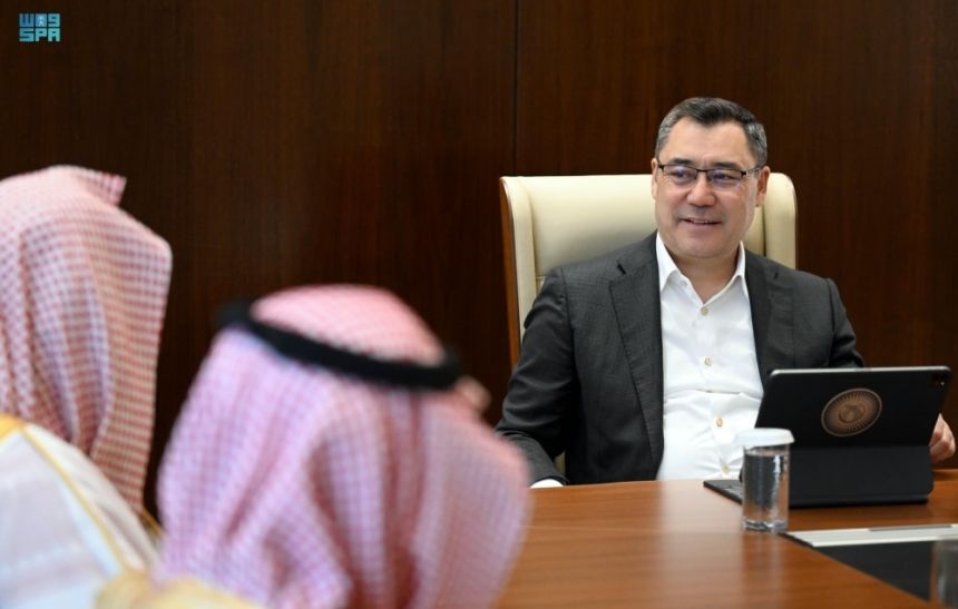 أشاد بجهود خدمة الإسلام.. رئيس قيرغيزستان يستقبل إمام الحرم النبوي
