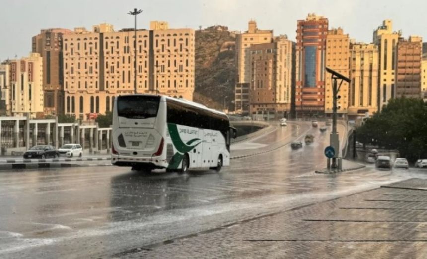 بالصور.. هطول أمطار على أجزاء متفرقة من أحياء مكة المكرمة