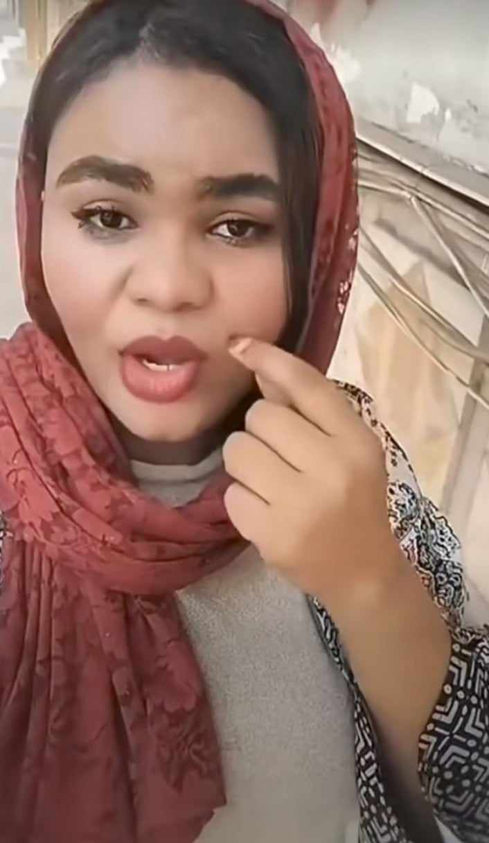 شاهد بالفيديو.. من أحد شوارع القاهرة.. فتاة سودانية ترد على شاب وصفها بــ”الخالة”: (أنا خالة صغيرة جداً ما شاء الله علي مواليد 2003) وساخرون: (حدنا وين في العولاق دا يا جنقو مصر)