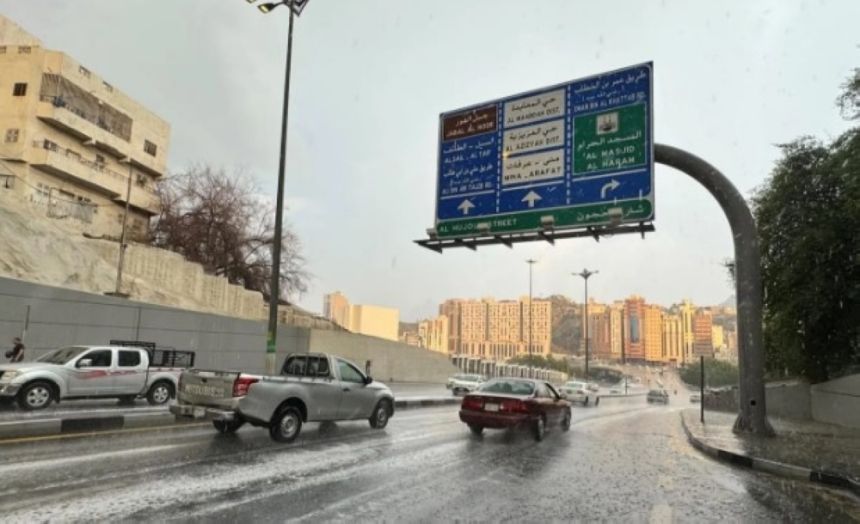 بالصور.. هطول أمطار على أجزاء متفرقة من أحياء مكة المكرمة