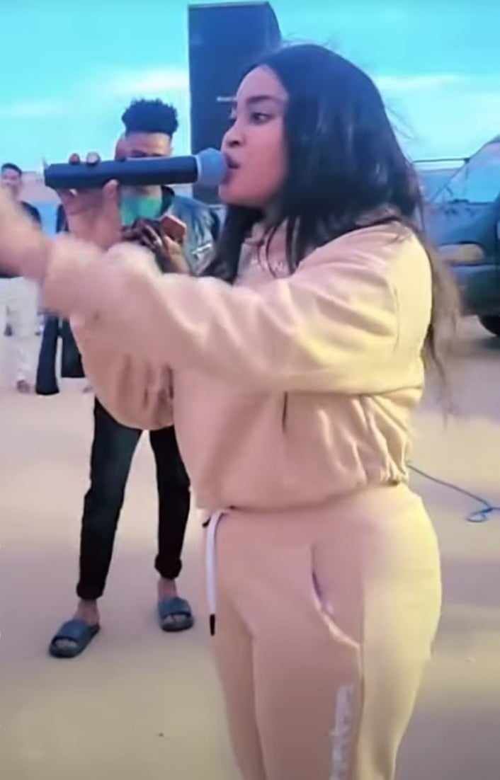بالفيديو.. وسط رقصات الشباب والفتيات.. الفنانة سندس مدني تغني في كورنيش بورتسودان بملابس رياضية وتصرخ بطريقة مثيرة (واي أنا) وساخرون: (مفروض الجيش يبل القونات وأعوانهم)