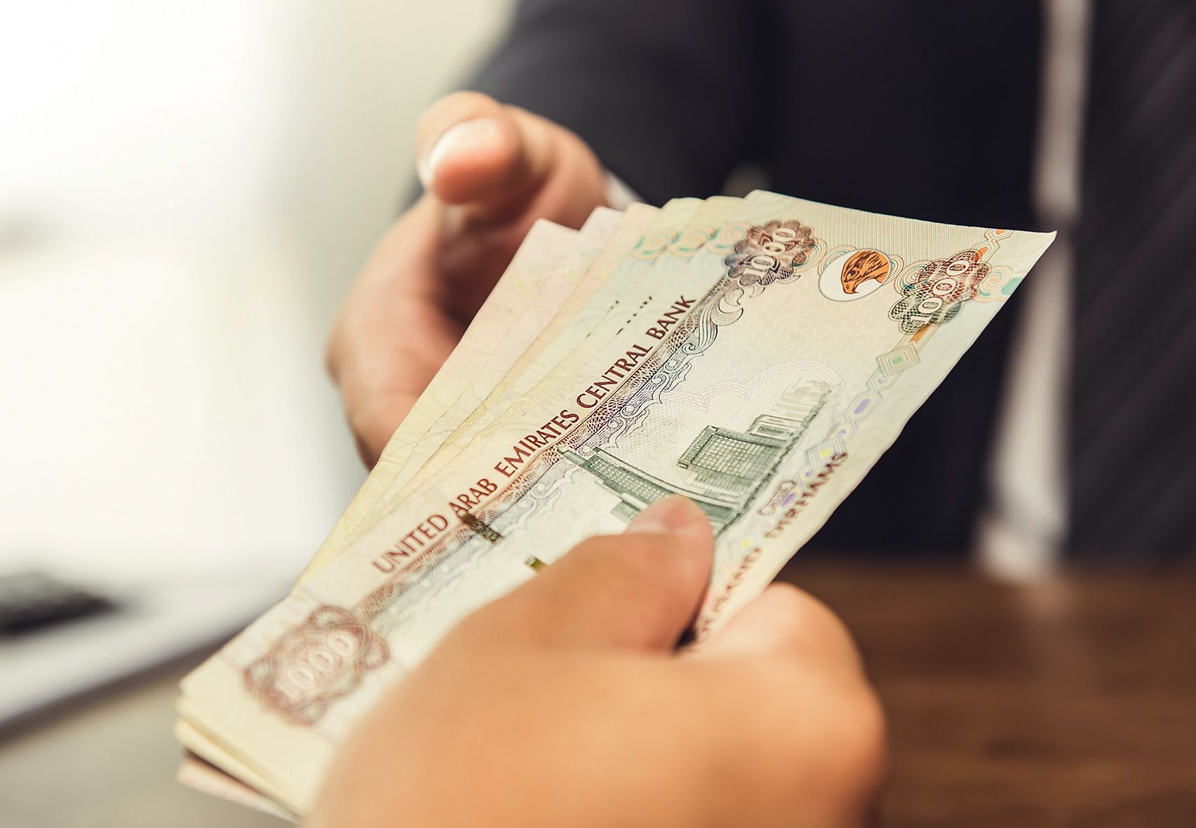 الامارات | هل يعتد برسائل "الواتس آب" كدليل لإثبات الدين؟