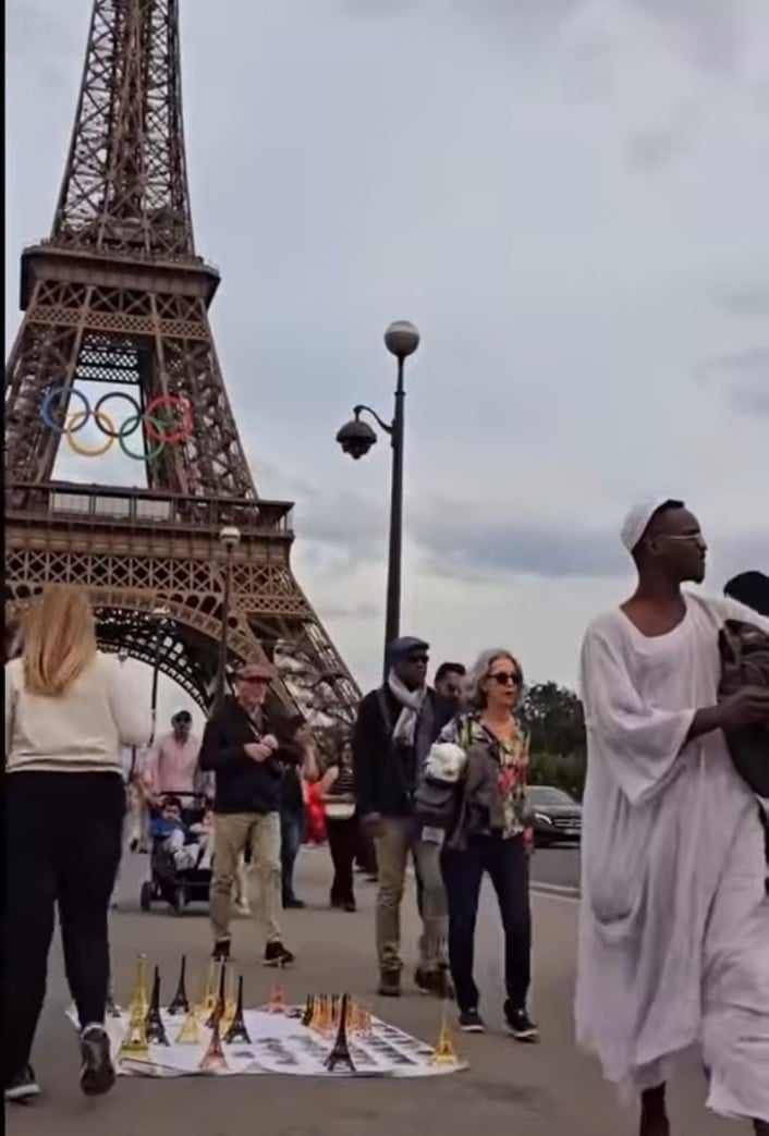 شاهد بالصورة والفيديو.. سوداني بالعاصمة الفرنسية باريس يتجول أمام برج إيفل بالزي البلدي “العراقي” الخفيف وساخرون: (لما يكون ما عندك حاجه لي زول)