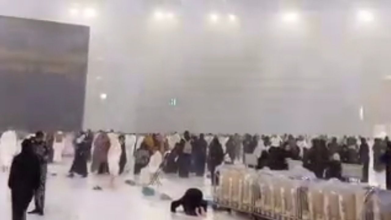 جموع المسلمين يؤدون نسكهم وسط الأمطار الغزيرة على المسجد الحرام .. فيديو