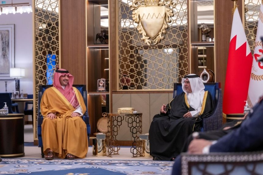 وزير الداخلية يستعرض مبادرات التنسيق الأمني مع ولي العهد البحريني