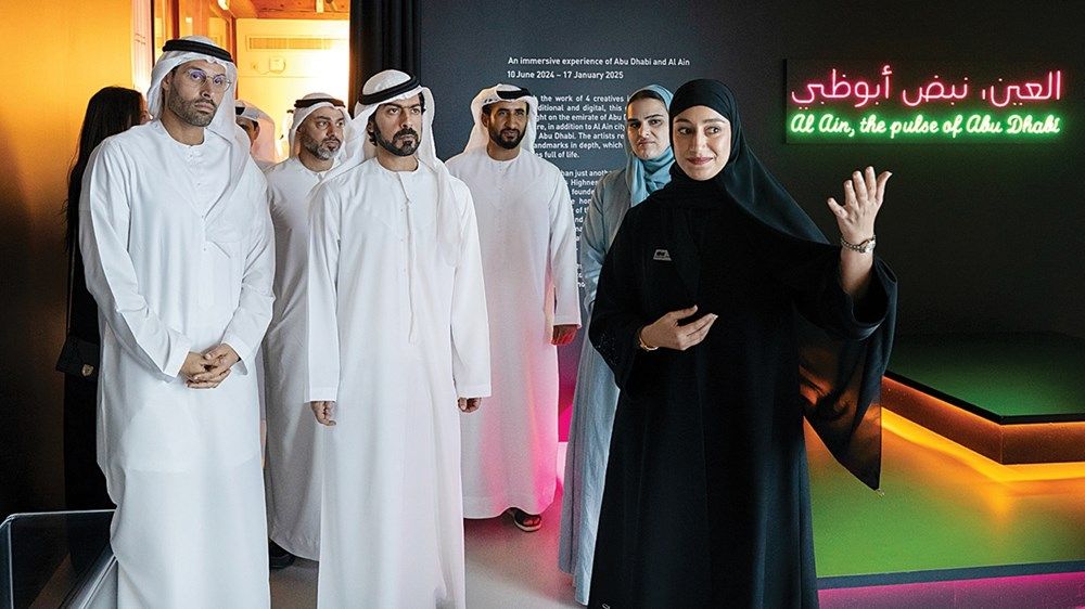 خليفة بن طحنون يزور مهرجان الحرف والصناعات التقليدية