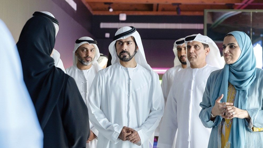خليفة بن طحنون يزور مهرجان الحرف والصناعات التقليدية